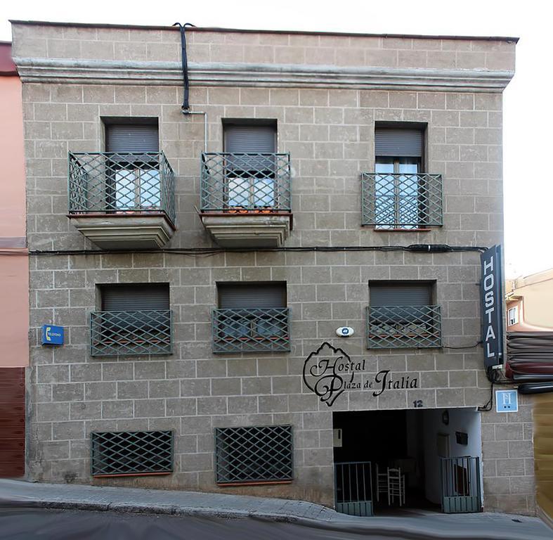 Hostal Plaza De Italia Caceres Exterior photo